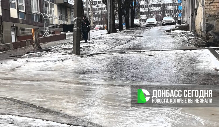 Донецк сковал гололёд: город задействовал 8 машин для посыпки льда