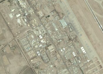 Проблемы США при подготовке операции в Иране: Пентагон прячет военных по отелям, Иран выжигает военные базы