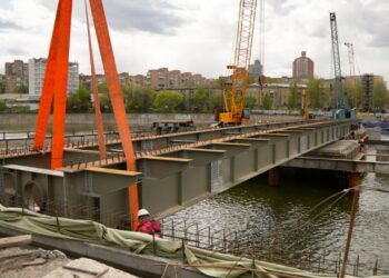 Через Кальмиус в Донецке положили первый металлический пролёт на мосту по проспекту Ильича