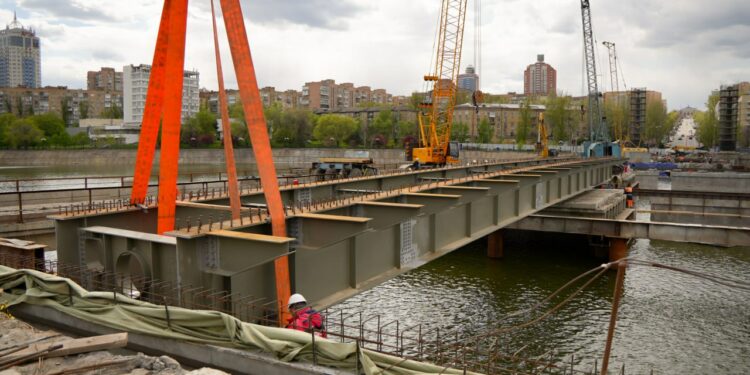 Через Кальмиус в Донецке положили первый металлический пролёт на мосту по проспекту Ильича