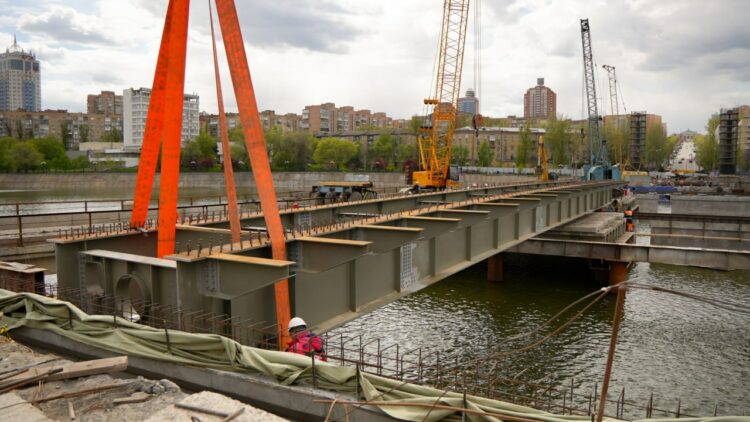 Через Кальмиус в Донецке положили первый металлический пролёт на мосту по проспекту Ильича