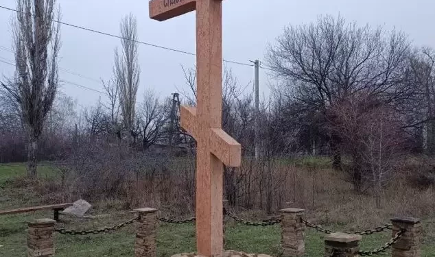 Казаки Лутугинщины обновили поклонный крест в Сутогане