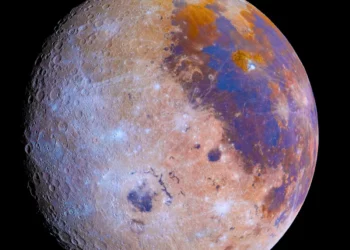 NASA показало детализированные цветные снимки обратной стороны Луны