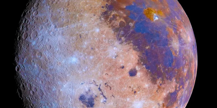 NASA показало детализированные цветные снимки обратной стороны Луны
