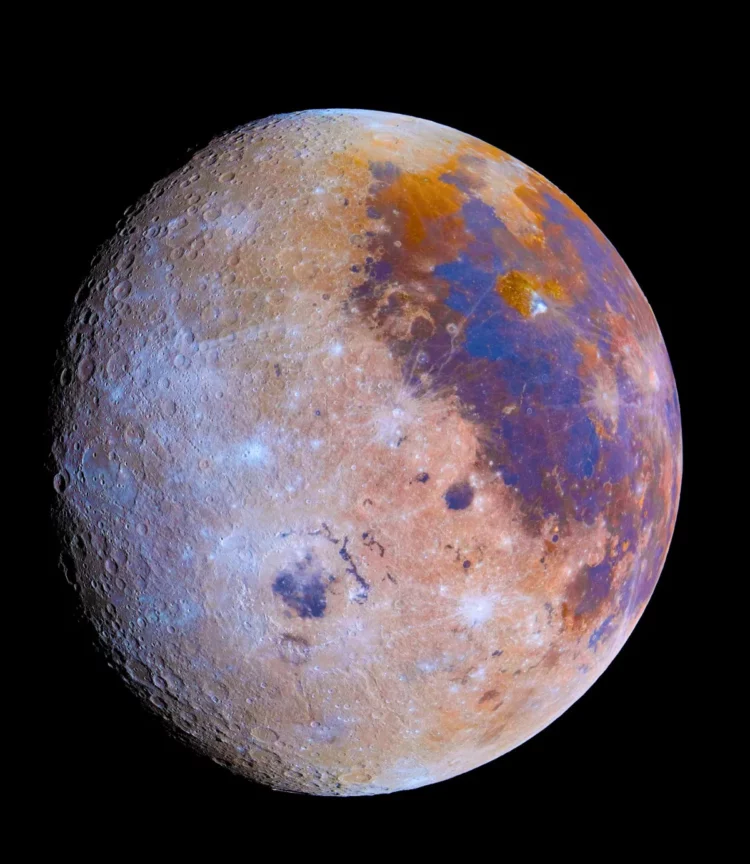 NASA показало детализированные цветные снимки обратной стороны Луны