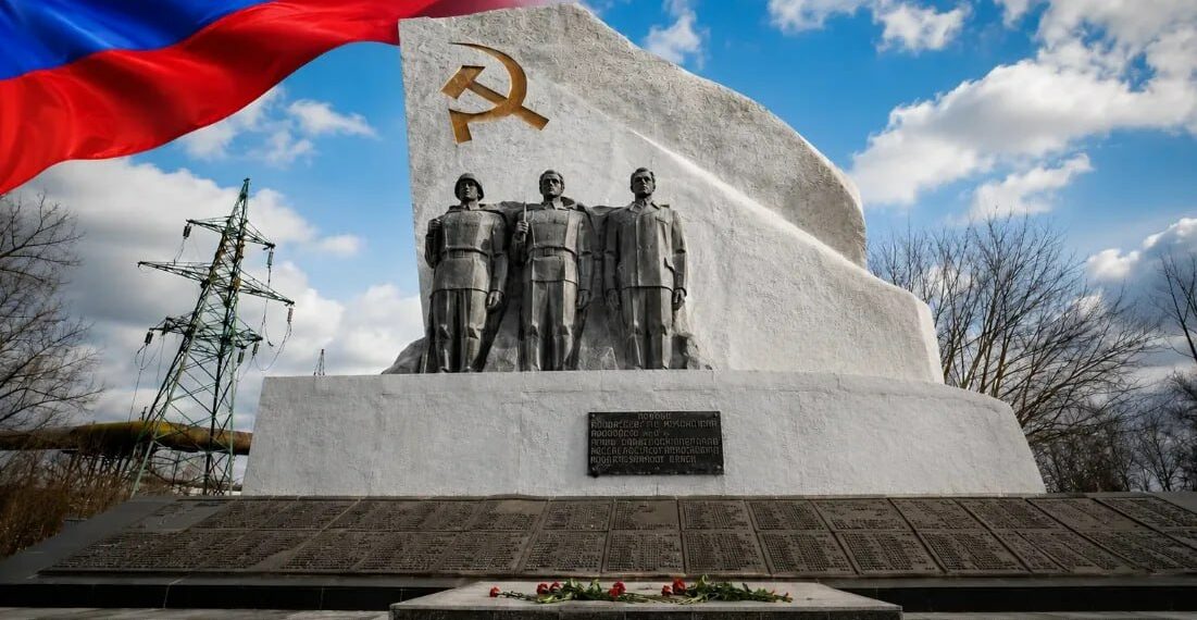 В Мариуполе почтили память погибших азовстальцев в годовщину освобождения города