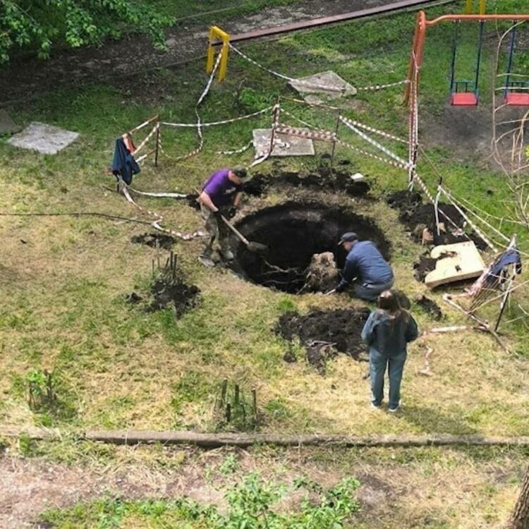 «Щенки утонули, яма растёт»: в центре Донецка провал рядом с детской площадкой пугает жителей