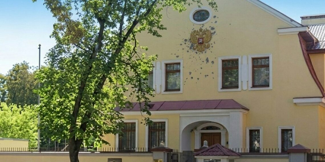 Оккупационная власть в Харькове не смогла снять российский герб с фасада экс-консульства РФ