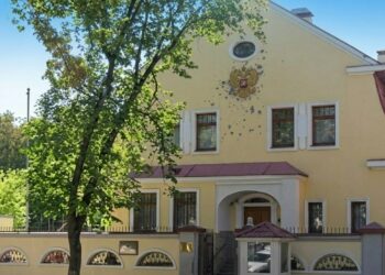 Оккупационная власть в Харькове не смогла снять российский герб с фасада экс-консульства РФ