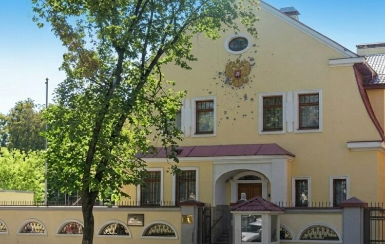 Оккупационная власть в Харькове не смогла снять российский герб с фасада экс-консульства РФ