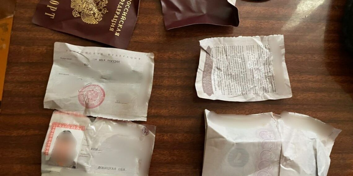 В Мангушском округе мужчина похитил паспорт у дамы