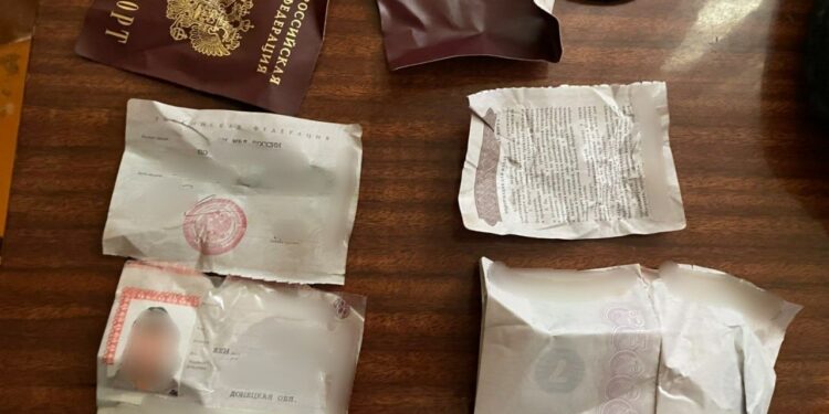 В Мангушском округе мужчина похитил паспорт у дамы