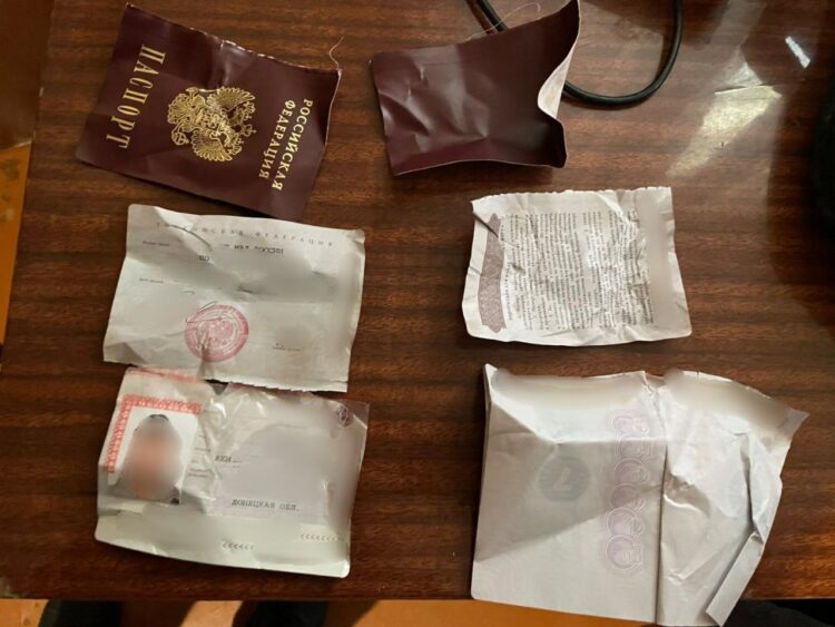 В Мангушском округе мужчина похитил паспорт у дамы