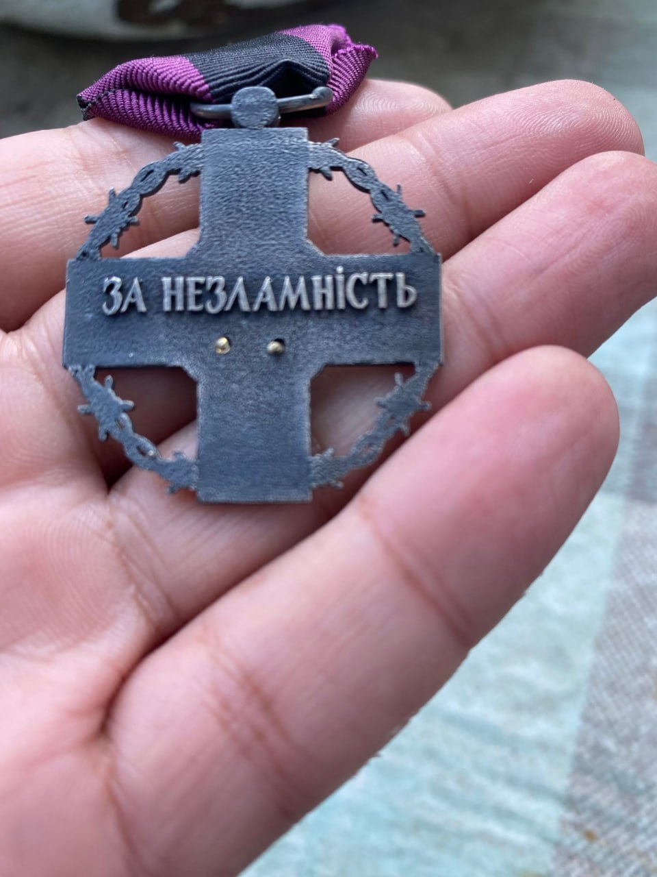 Боец ВСУ вернул награду Зеленскому из-за пыток и репрессий со стороны Сырского