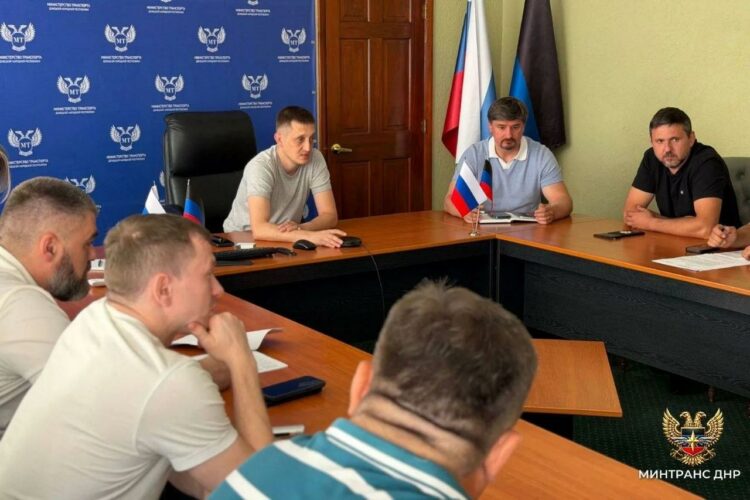 Песок и соль впрок: как в ДНР обеспечивают дороги к осенне-зимнему сезону