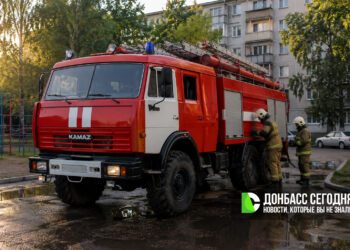 Пожар в Торезе: спасатели вывели 9 человек из задымлённого подъезда