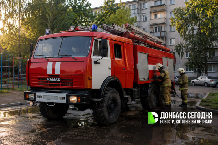 Пожар в Торезе: спасатели вывели 9 человек из задымлённого подъезда