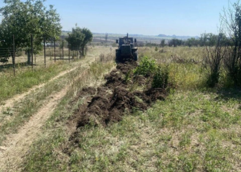 Трактор вышел на рубеж: в Ждановке провели опашку