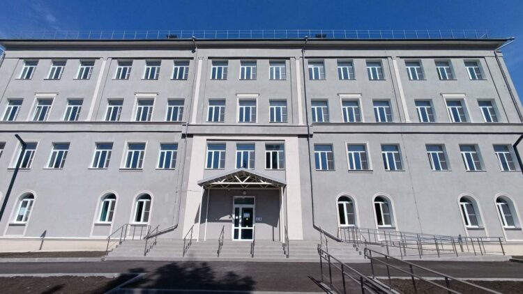 Кровля, фасад, озеленение: что уже сделали в восстановленном Центре творчества Мариуполя