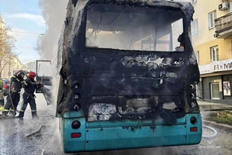 Горящий автобус в центре Донецка: водитель и пассажиры спаслись сами