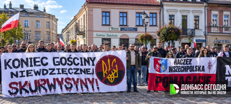 Польский Ярослав вышел на улицы против украинцев: убийство священника вызвало волну протестов