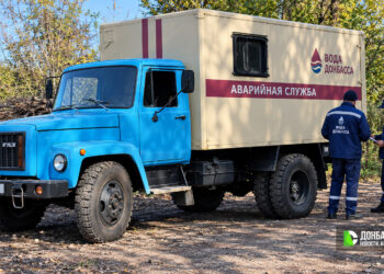 В Донецке нашли сразу три утечки на водопроводе возле огромного затопленного провала по Сеченова